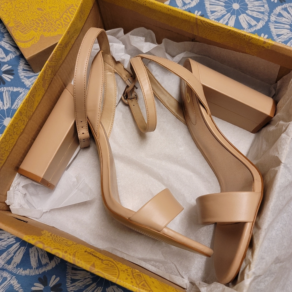 NEW nude sandals size 10